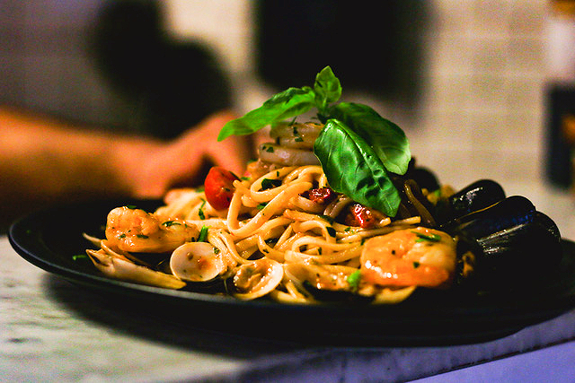 Pasta med skaldjur och färsk basilika