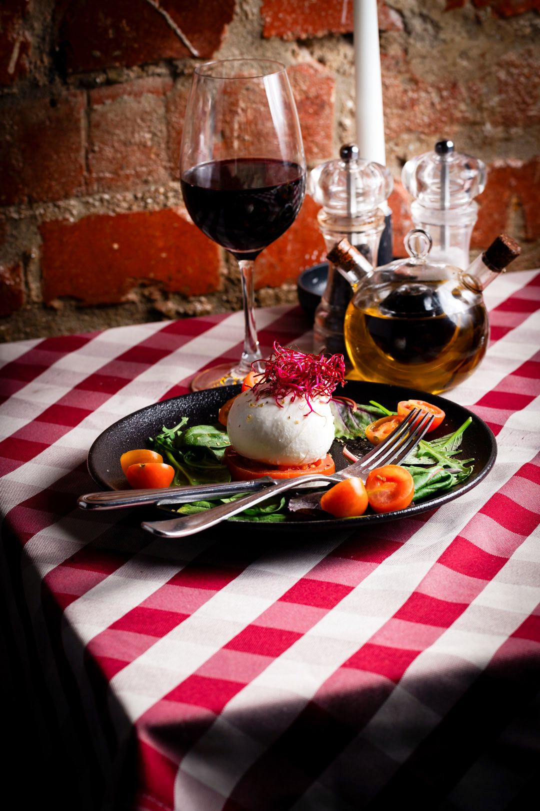 Burrata, vin och italiensk dukning